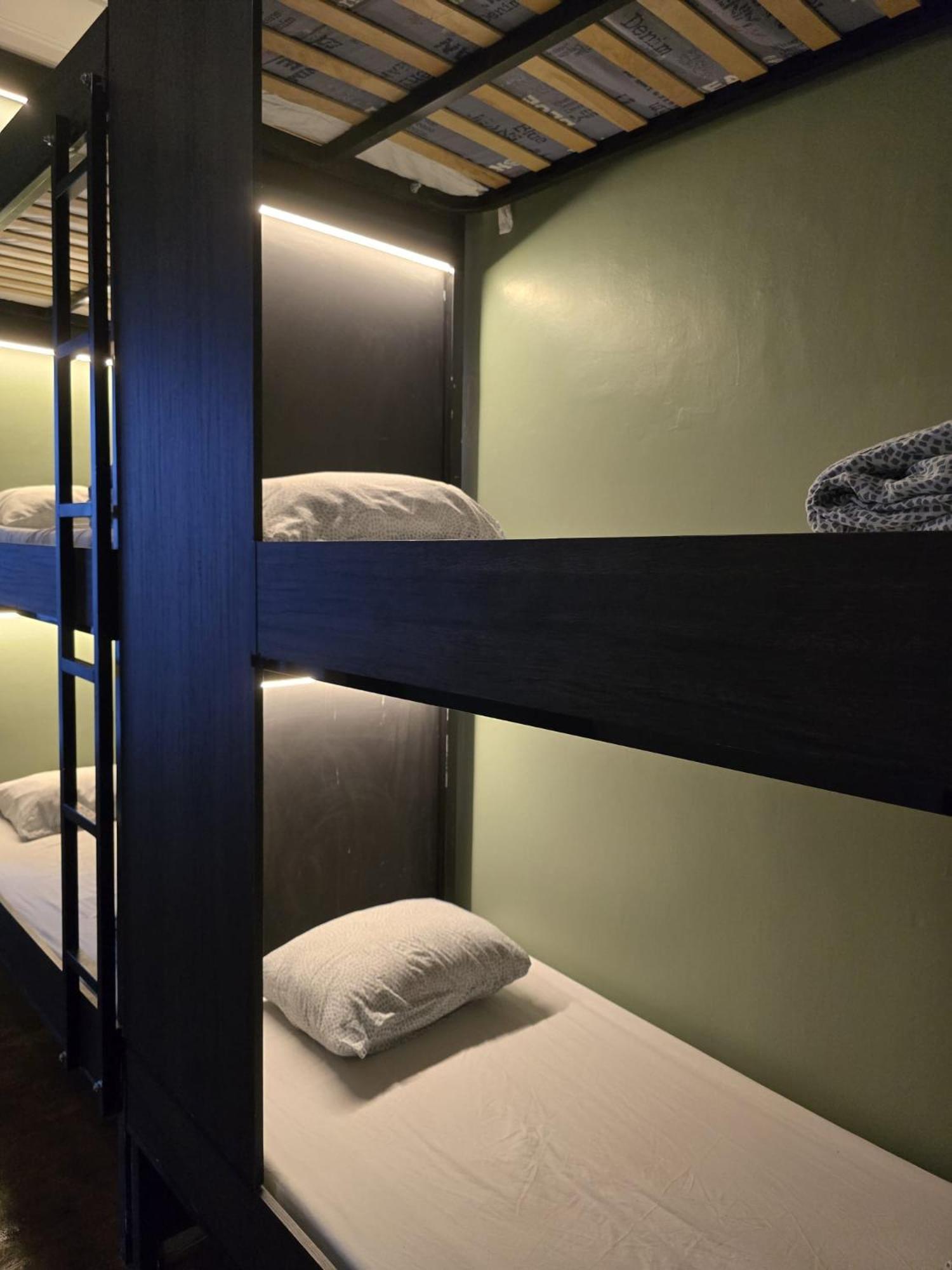 Party Zone Hostel Lisbon Exterior photo